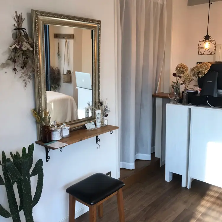 francesca eyelashの内観・外観1