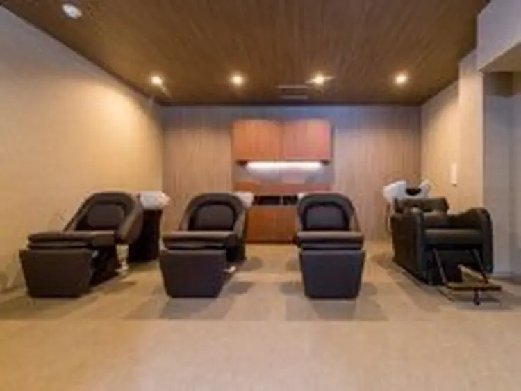 髪質改善＆ハイトーンカラー Cica神戸三宮元町店の内観・外観2