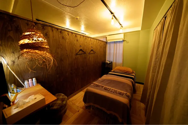 小顔矯正&ドライヘッドスパ専門店Shine me 新宿店の内観・外観2