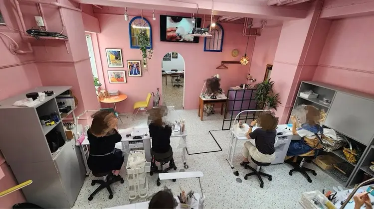 ニコネイルサロンワークスクールの内観・外観2