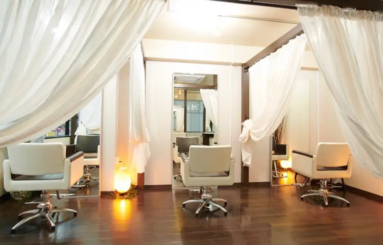 youres hair 東口店の内観・外観1