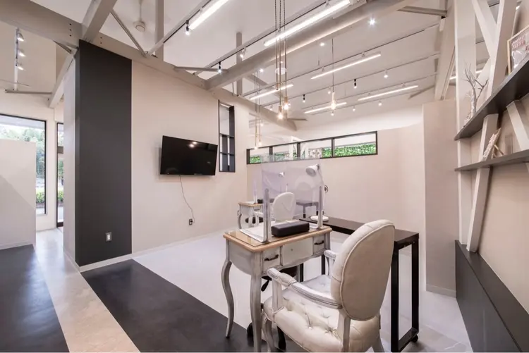 LovesLaughs下上津役店の内観・外観3