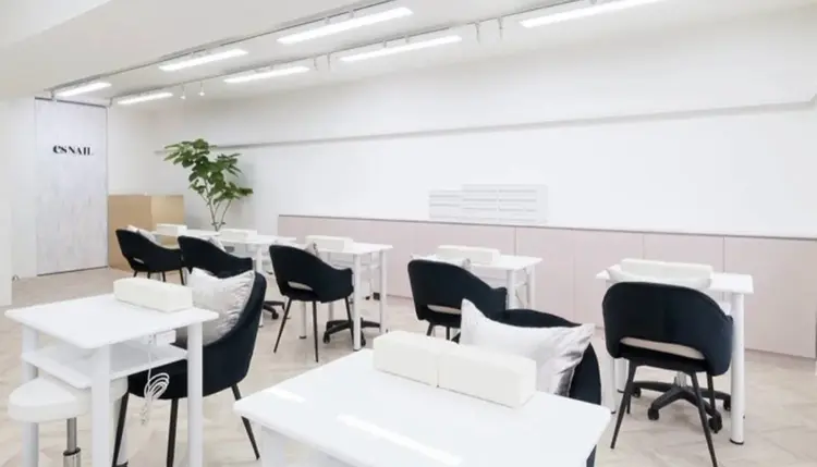 esNAIL新宿西口店の内観・外観2