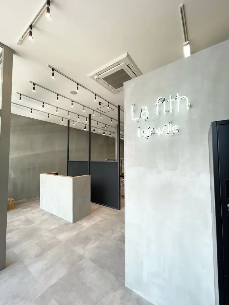 La fith hair wille 福山店【ラフィス ヘアー ヴィレ】の内観・外観1