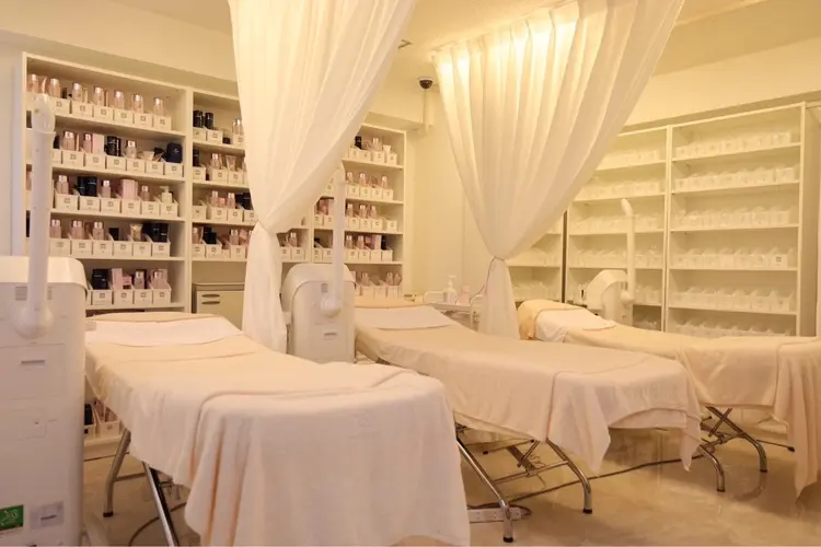 CPサロンémuの内観・外観1