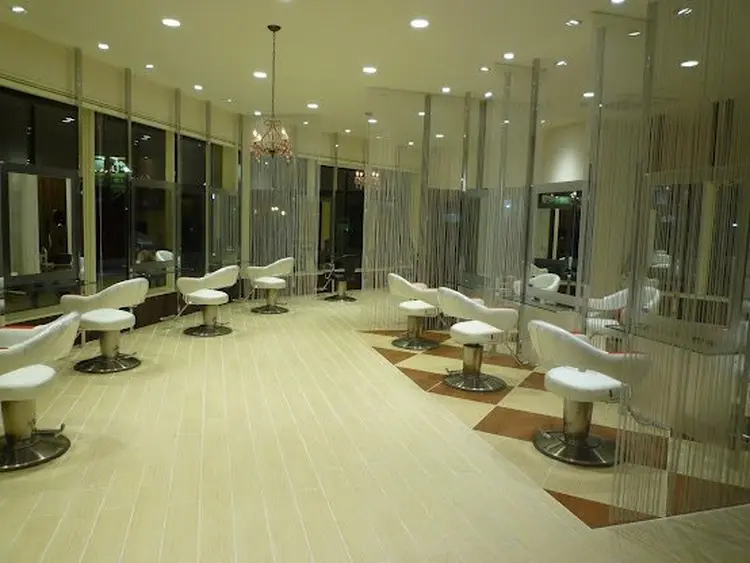 HAIR&MAKE EARTH 水沢店の内観・外観1