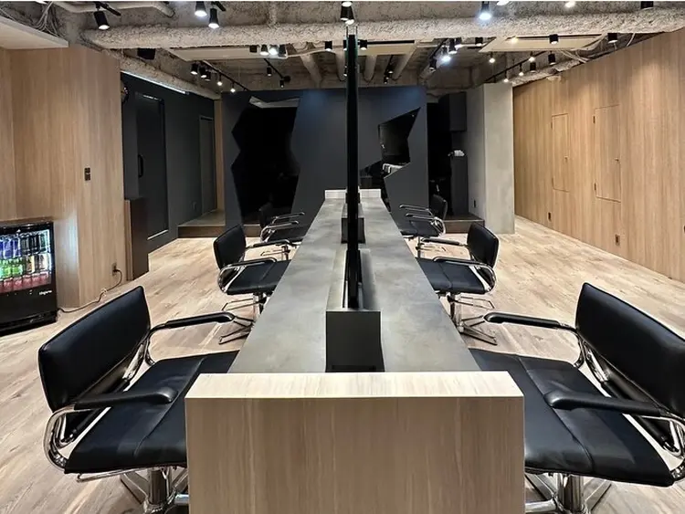 men's salon Gaudi三宮店の内観・外観1