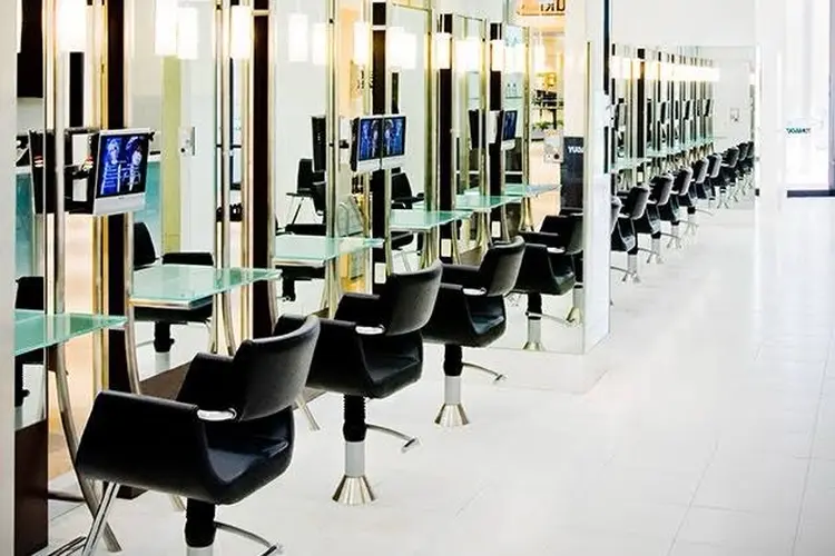 TONI&GUYららぽーと横浜サロンの内観・外観1