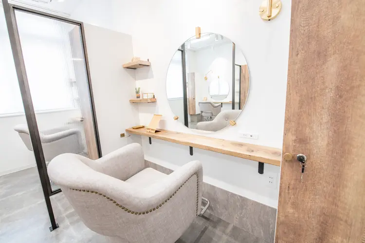 ACADEMY SALON hush hush by TRU  新宿南口店の内観・外観3