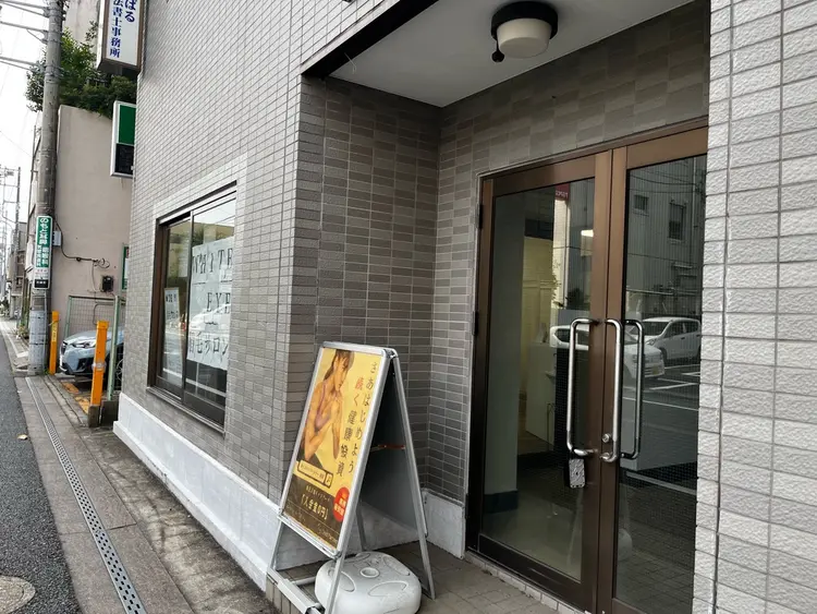 WHITE EYE  成田店の内観・外観1