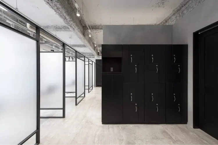 SALOWIN  梅田茶屋町店の内観・外観1