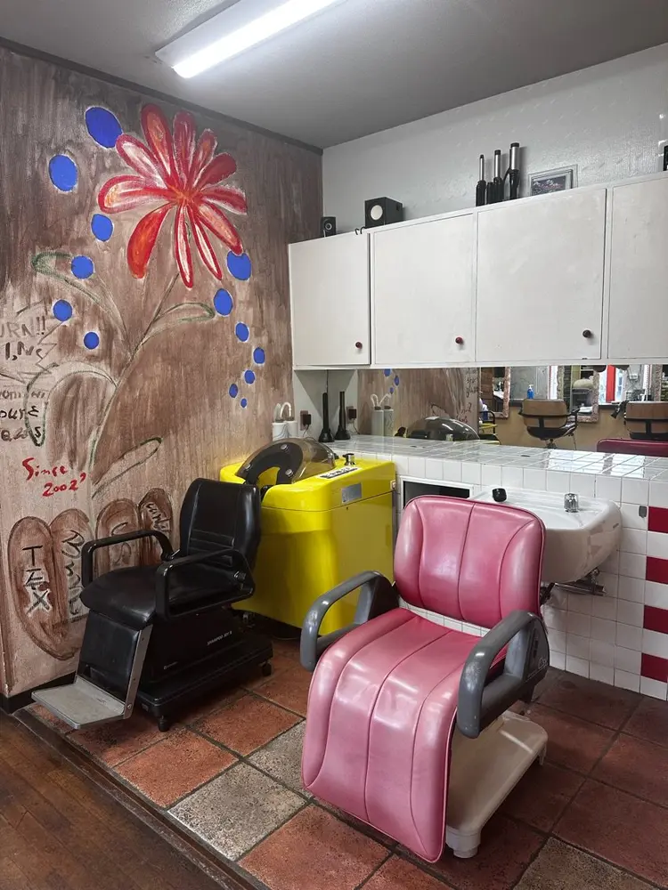 HAIR&MAKE TAKE OFFの内観・外観1