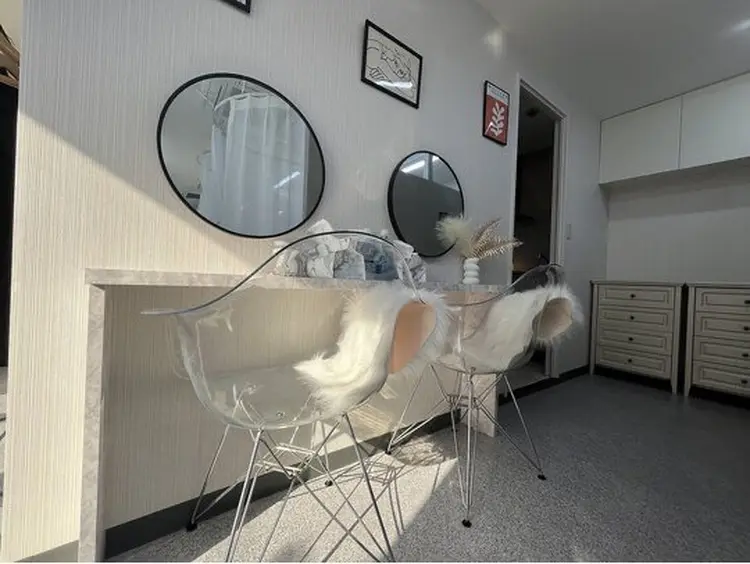 cheek 新宿西口の内観・外観2