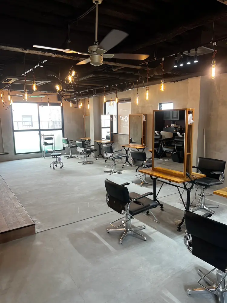 メンズサロンカット&パーマOVER町田店の内観・外観3