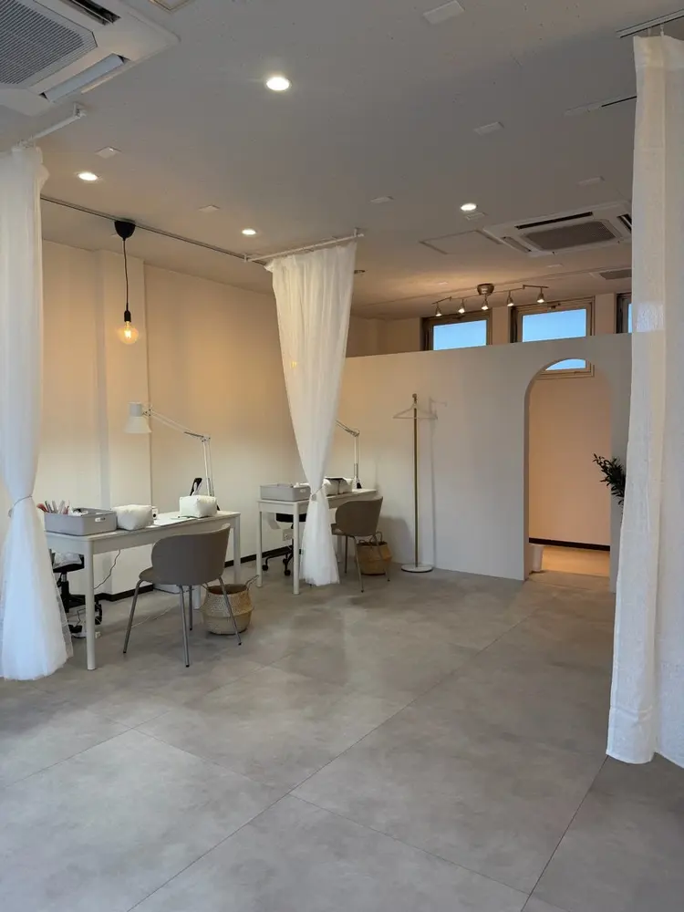 WHITE NAILの内観・外観1