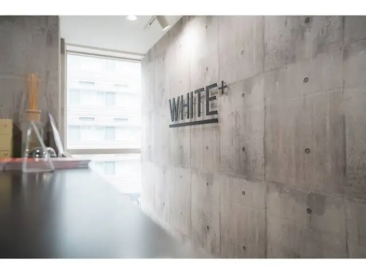 _WHITE＋ 南海難波店の内観・外観1