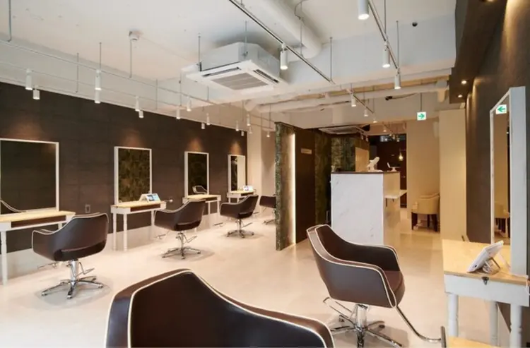 Agu hair ferdi 千歳烏山店の内観・外観1