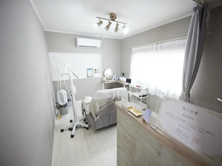 歯のホワイトニング専門店＆whiteの内観・外観1