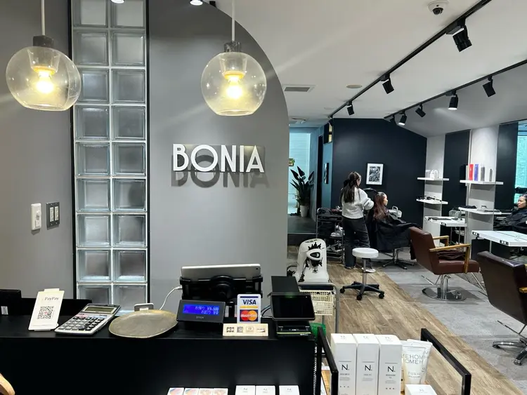 BONIA by HEADLIGHT 大阪梅田店【ボニア バイ ヘッドライト】の内観・外観1