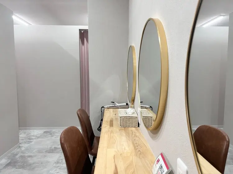 BROW+梅田店[ブロウタス]の内観・外観3