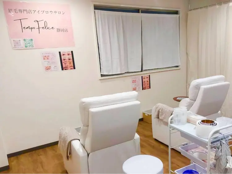 UNIBROW 大阪梅田店の内観・外観1