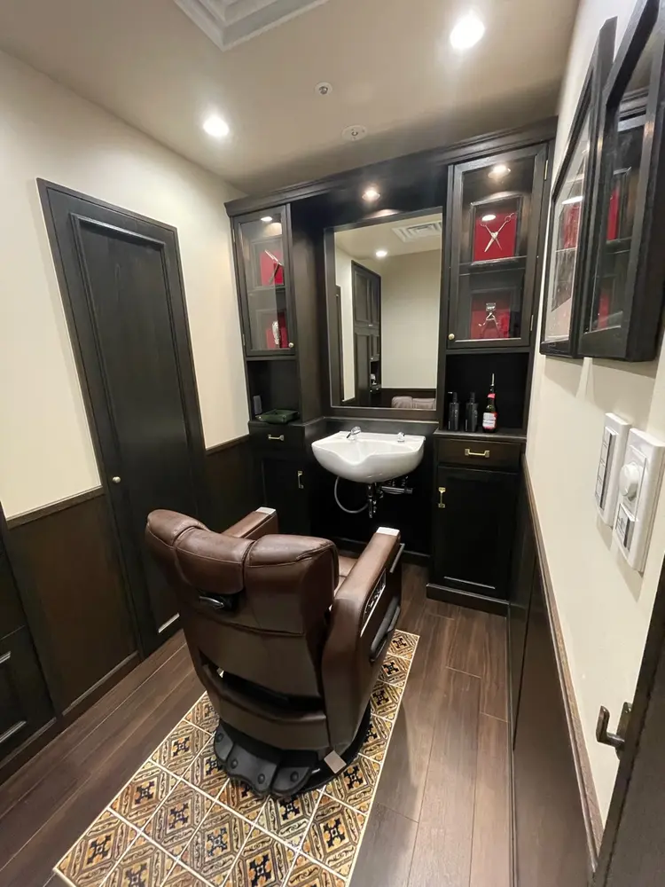 ヒロ銀座BARBERSHOP大阪本店の内観・外観2