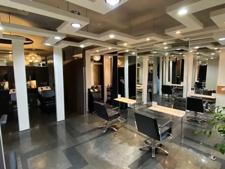 ビグディーサロンの内観・外観2