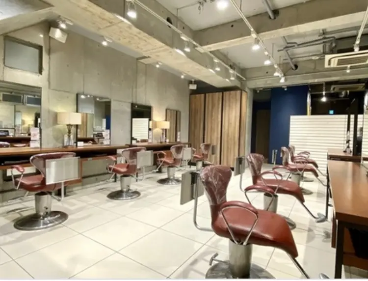 HAIR& MAKE   Earth 大和店の内観・外観1