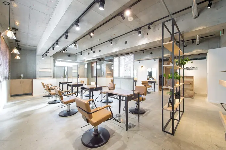 La Bonheur hair parfait 大宮西口店の内観・外観1