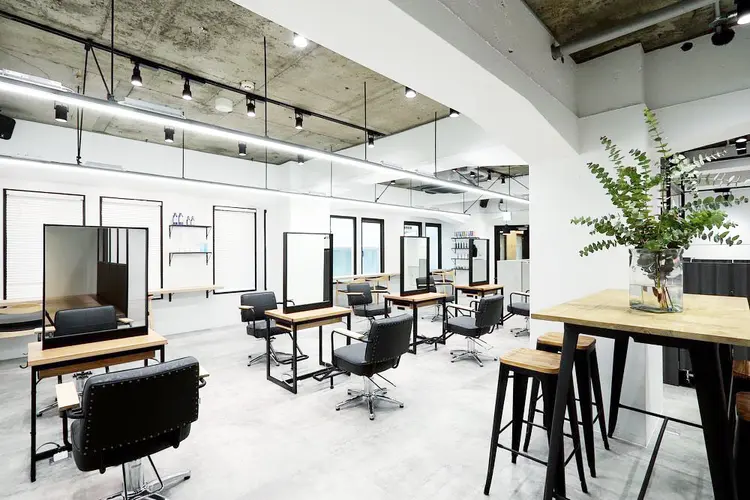 FIRSTの内観・外観2