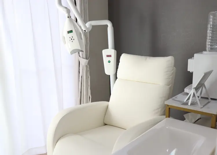 歯のホワイトニング専門店ホワイトニングサロン　《WHITE  福岡天神店》の内観・外観2