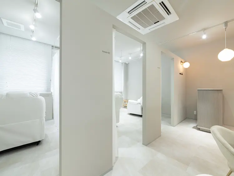 and she. 西宮北口店【アンドシー】の内観・外観2