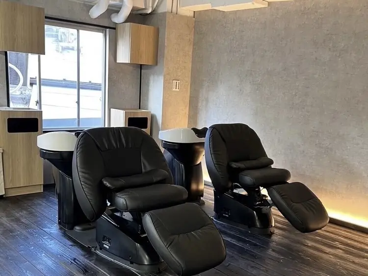 THREEの内観・外観2