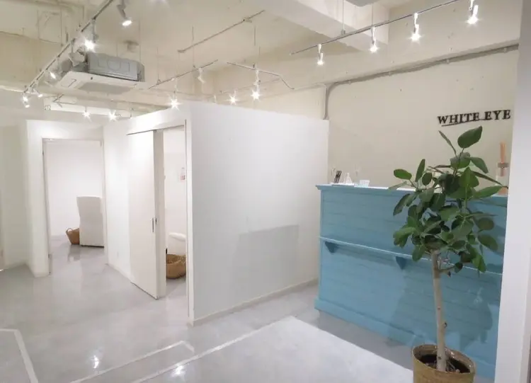 WHITE EYE佐賀店の内観・外観1