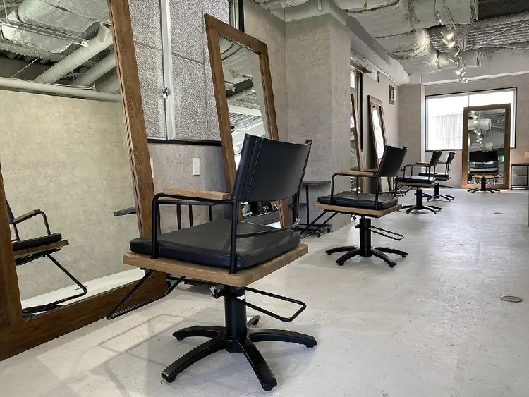 THREEの内観・外観1