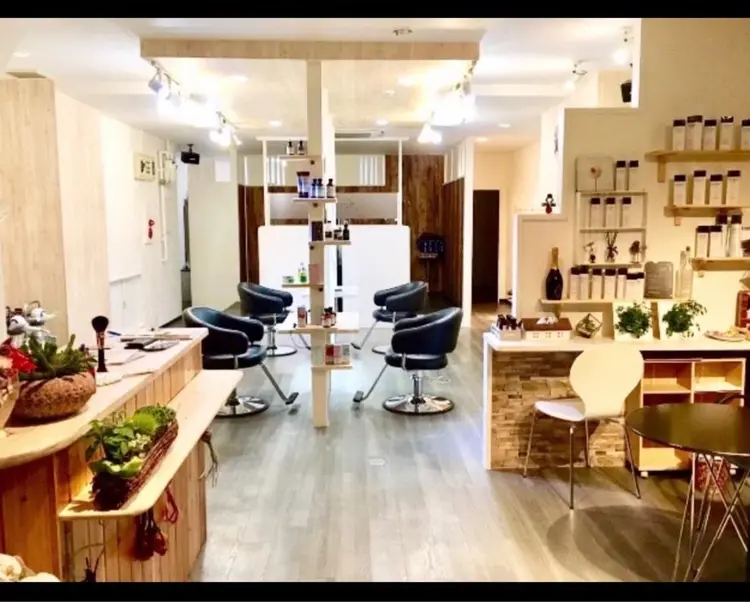 シャワー通り美容室Reflus.の内観・外観2