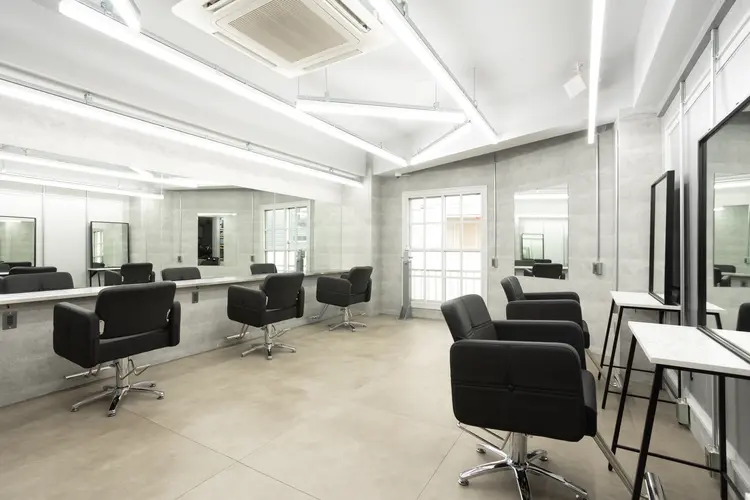 CYNTHIA 新宿 髪質改善の内観・外観2