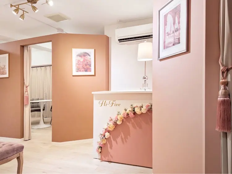 バストアップ・育乳専門店  Hi-Fiveの内観・外観2