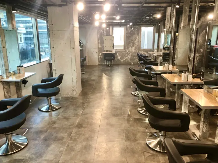 THREEの内観・外観1