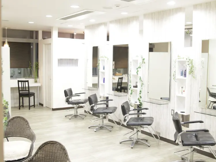 新横浜ヘアーサロンクローバーの内観・外観1