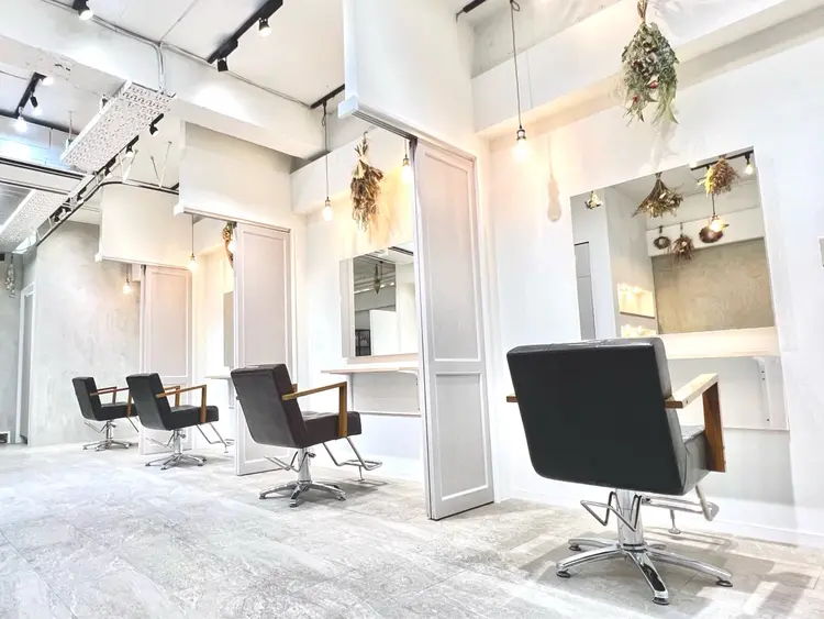 【髪質改善とヘッドスパ】FiiKAの内観・外観1