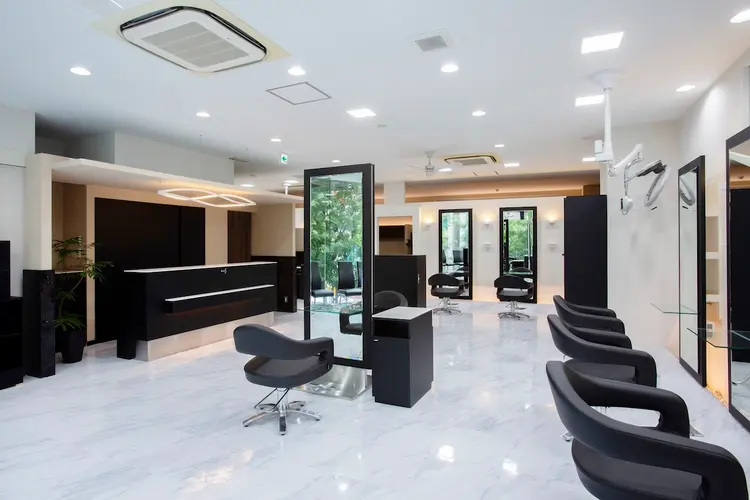 ウェーブス 西口店の内観・外観1