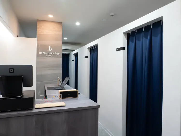 セルフホワイトニングサロンdents Blanches SANDA(ダンブランシュサンダ)の内観・外観1