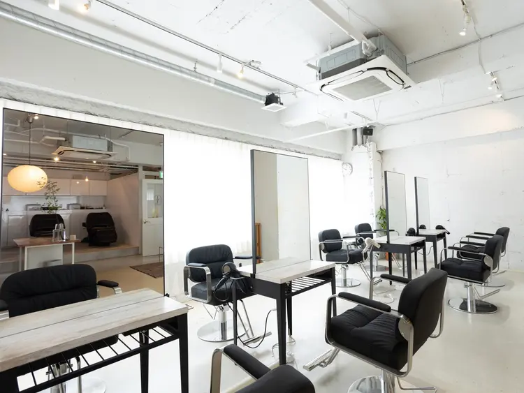 LINEの内観・外観2