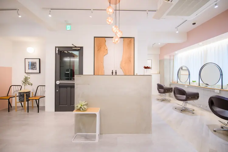 Emerge 横浜西口店【エマージュ】の内観・外観2