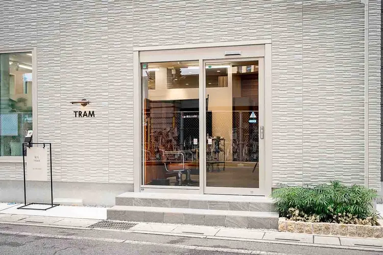 TRAMの内観・外観2