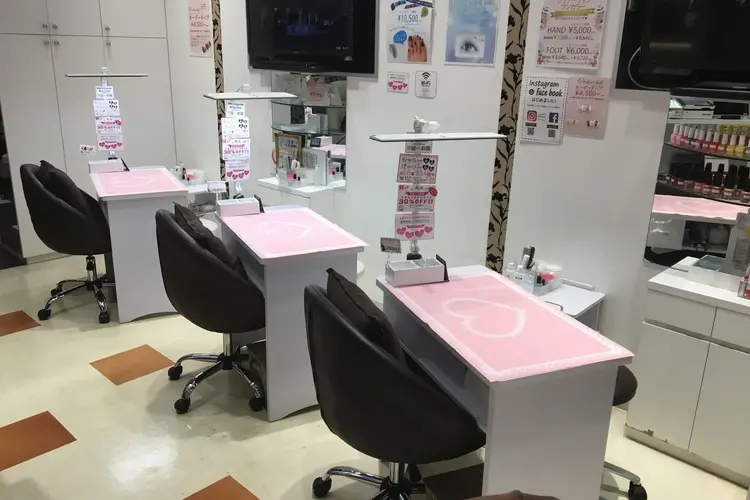 ネイル&まつげルーナ イオンモール東久留米店の内観・外観2