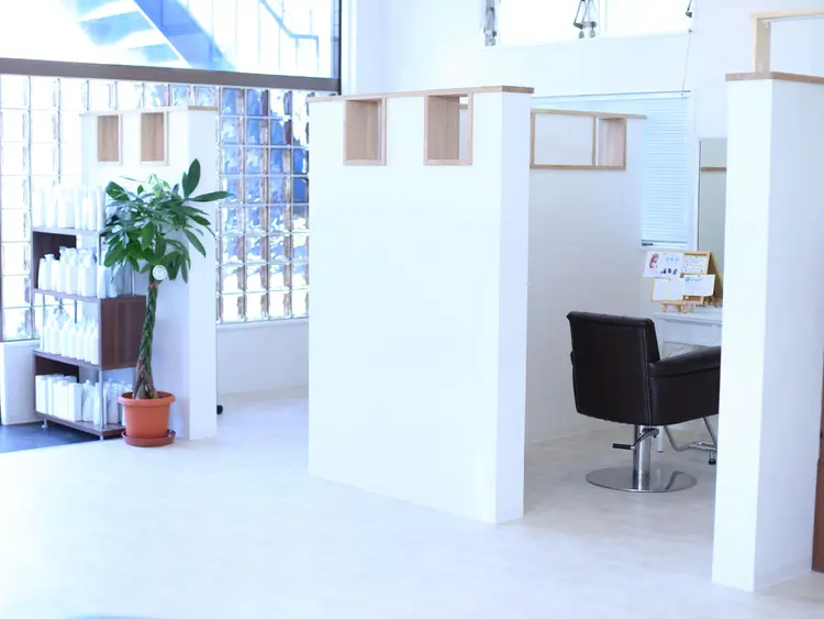TOM HAIR DESIGN 香里園店の内観・外観1