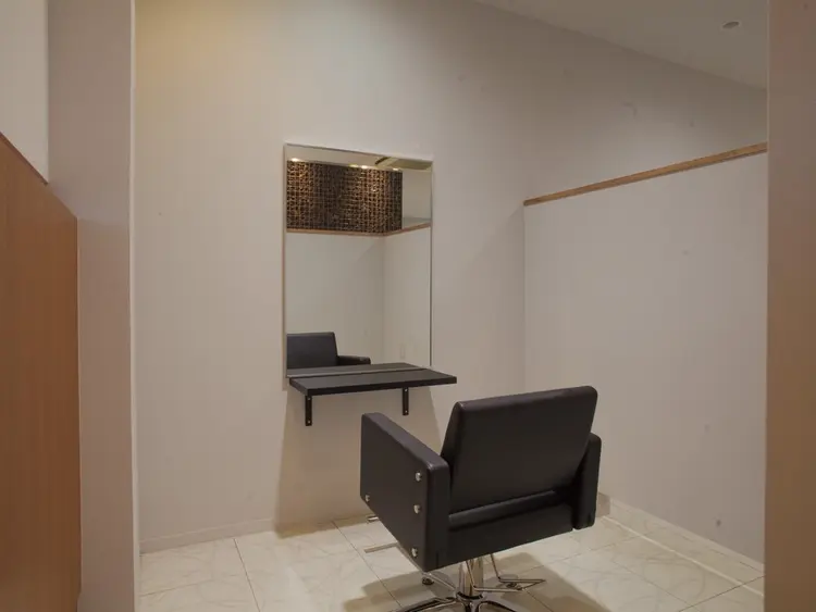 半個室サロンiLUMiの内観・外観1