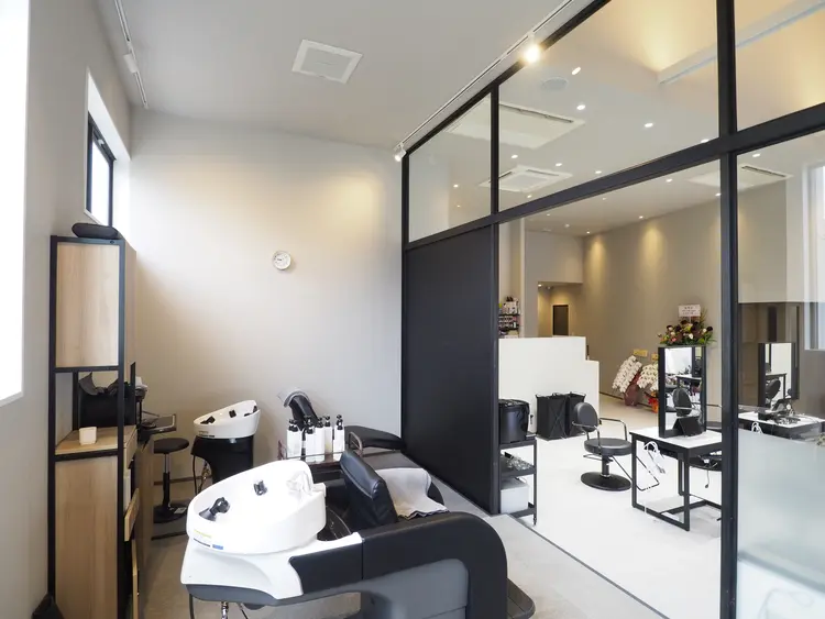 ARDY HAIR　富雄店の内観・外観1